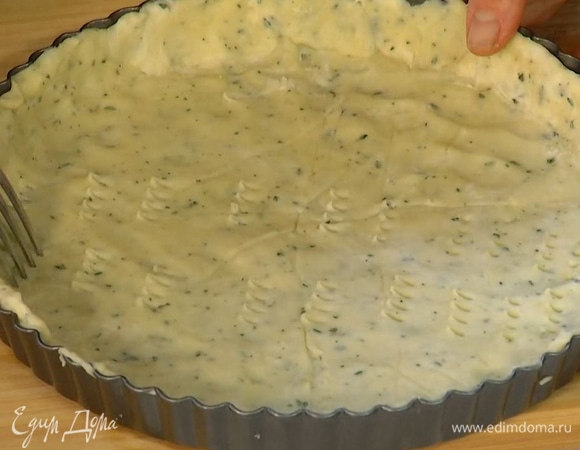 Поместить корж в форму для запекания, сформировав бортики, и часто наколоть вилкой, затем накрыть бумагой для выпечки, засыпать любыми бобовыми и выпекать в разогретой духовке 20–25 минут.