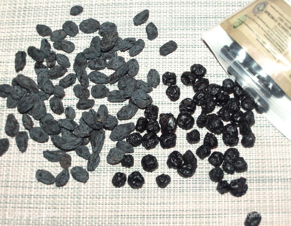 Сушеную голубику, черный изюм залить на 15 минут теплой водой. Воду слить, сухофрукты промыть, удалить хвостики, если необходимо.