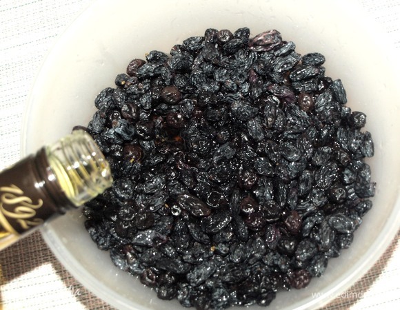 Заливаем сухофрукты коньяком и оставляем на 30 минут. В идеале сухофрукты оставить на 1 или 2 дня.