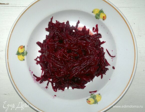 Чернослив промыть под проточной водой. Залить кипятком на 5–7 мин. Вареную свеклу натереть на средней терке. Если свекла очень сочная, то слегка отжать ее.