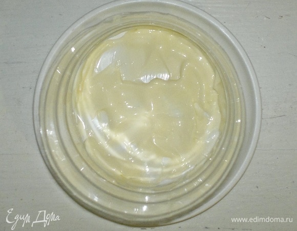 Для подачи салата я использовала маленькие блюдца. Так как подходящего по размеру металлического кольца у меня не было, то я вырезала кольца из пластиковых бутылок объемом 1 л. Поставить кольца на блюдца, смазать дно небольшим количеством майонеза.