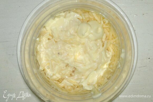 Сыр разделить на 3 части. В салатные кольца выложить слой сыра. Промазать его 1 ст. л. майонеза.