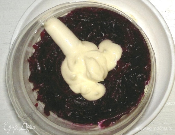 Натертую свеклу разделить на 3 части. В каждое салатное кольцо выложить слой свеклы, промазать 1 ст. л. майонеза.