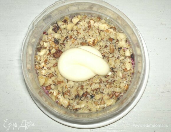 Измельченные орехи разделить на 3 части. В каждое салатное кольцо выложить слой орехов, промазать 1 ст. л. майонеза.