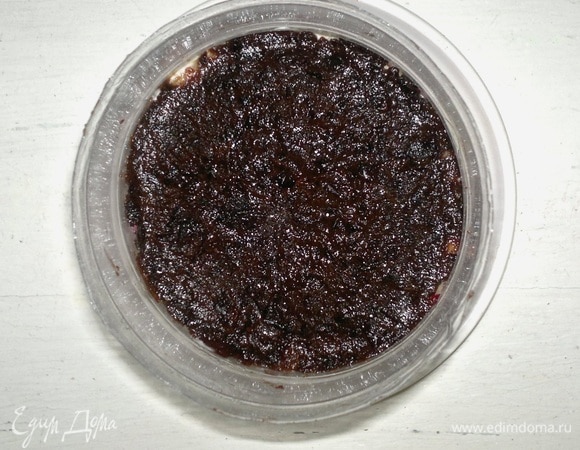 Пюре из чернослива разделить на 3 части. В каждое салатное кольцо выложить слой пюре из чернослива, слегка утрамбовать. Поставить салат в холодильник на 1 час.