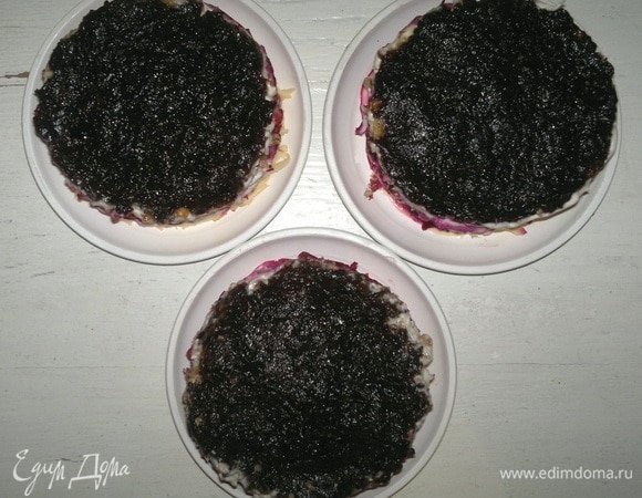 Осторожно снять салатные кольца. Немного майонеза поместить в пластиковый пакет. Отрезать маленький уголок с одной стороны пакета и нарисовать майонезом снежинки на каждой порции салата.