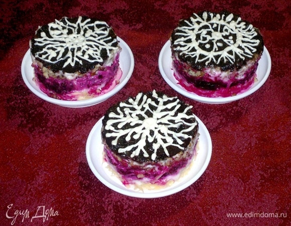 Салат «Белые снежинки» готов. Подавать его на праздничный новогодний стол.