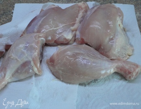 Включить духовку на разогрев до 180°C. Куриные ножки (такой опции не было в списке) разрезать на голени и бедра и обсушить бумажным полотенцем. Посолить и подрумянить с двух сторон на сковороде в хорошо разогретом растительном масле. Это важный момент в приготовлении. Румяная корочка на куриных ножках частично размягчается в процессе запекания в сметанном соусе, но вкус остается.