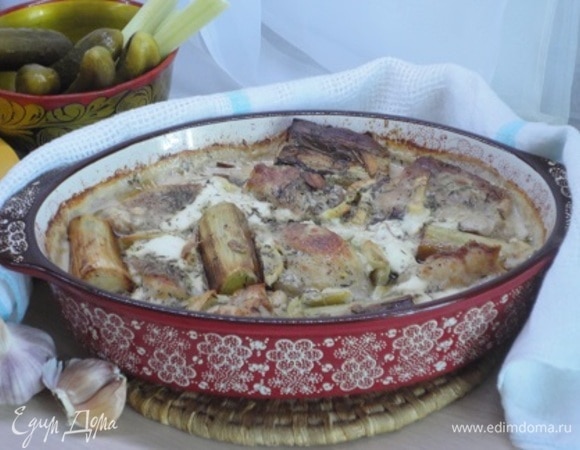 Поставить форму в духовку и выпекать 45–50 минут. Достать блюдо из духовки и оставить на 10 минут отдыхать.