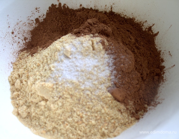 В крошку всыпать какао и ваниль.