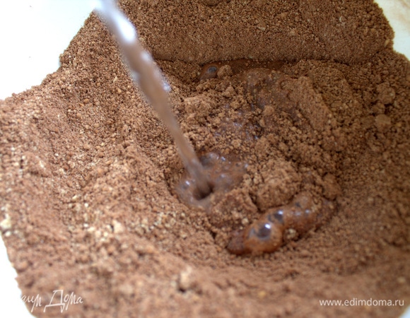 Подливаем обычную кипяченую воду. Вначале — 200 мл, потом — по необходимости по ложке, может не вся уйти.