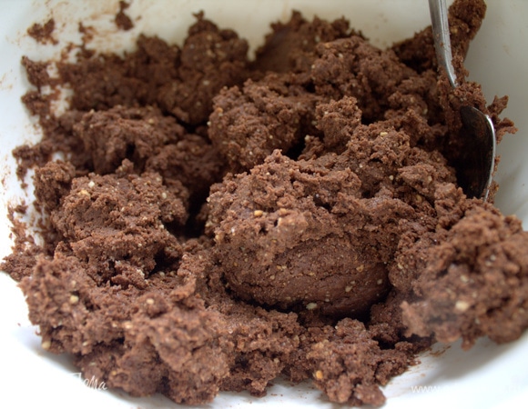 Замесить ложкой тесто.