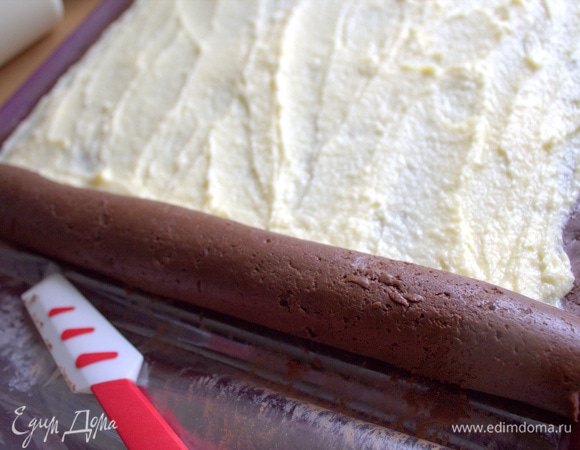 Приподнимая пленку, скатать в рулет.