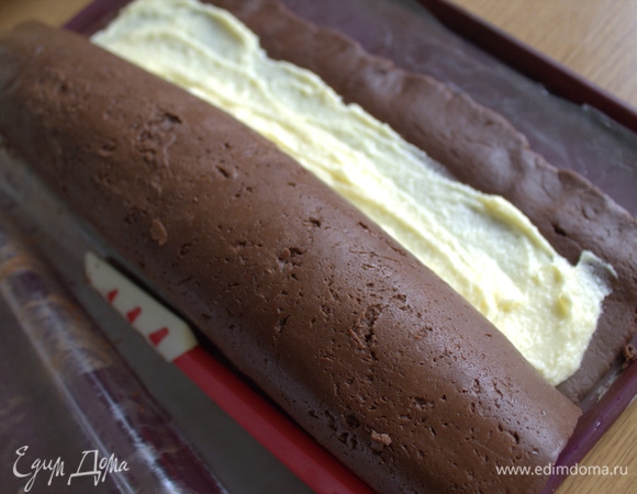 Лопаткой помогаем отделять рулет от пленки.