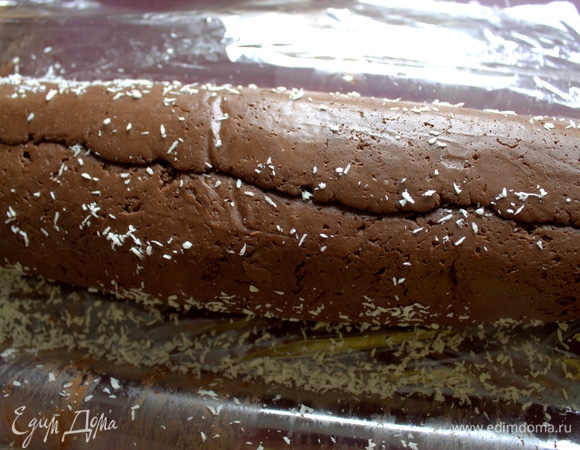 Обвалять рулет в кокосовой стружке для украшения и завернуть в ту же пленку. Убрать в холодильник на ночь или в морозилку для быстроты.