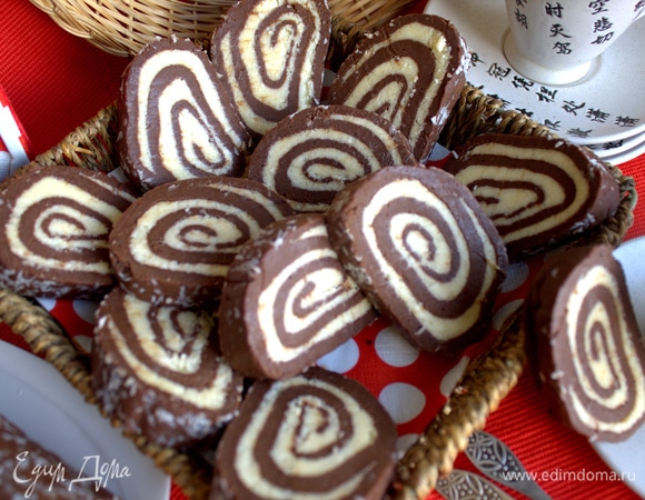 Для удобства можно нарезать рулет, затянуть пленкой и поставить в холодильник до подачи.