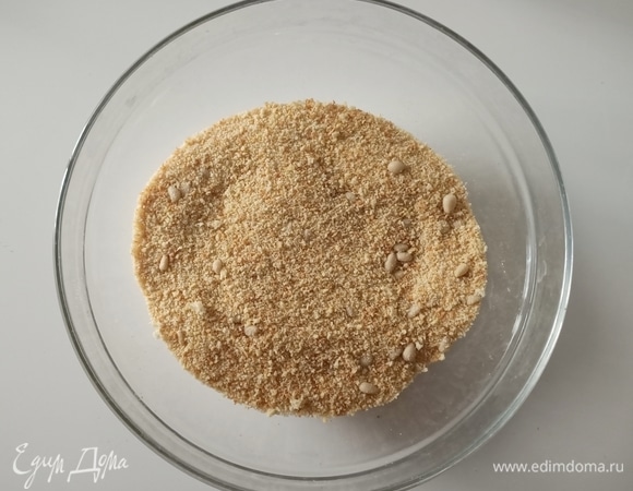 Измельчить печенье. Добавить орешки и перемешать.
