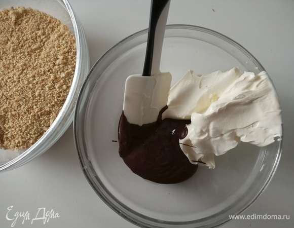 На водяной бане растопить шоколад и смешать с маскарпоне.