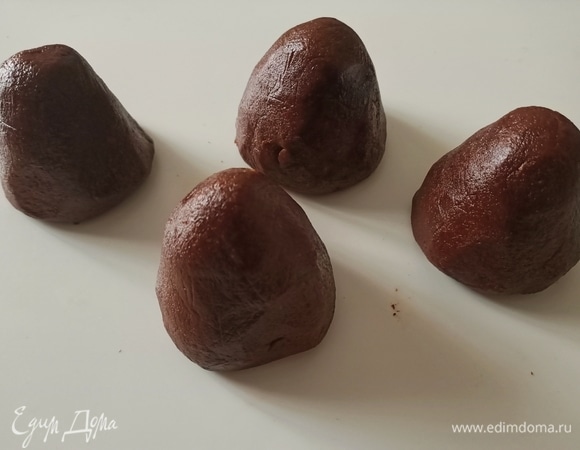 Соединить шоколадный маскарпоне с крошкой печенья. Хорошо вымесить и поставить в холодильник минут на 10–15. Затем разделить смесь на четыре части и сформировать пирожное в форме конуса.