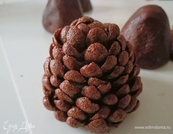 Аккуратно по кругу вставить шоколадные хлопья.