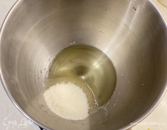 Смешать масло и сахар.