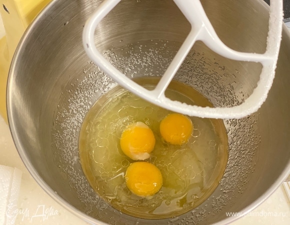 Затем добавить яйца. Все тщательно смешать.