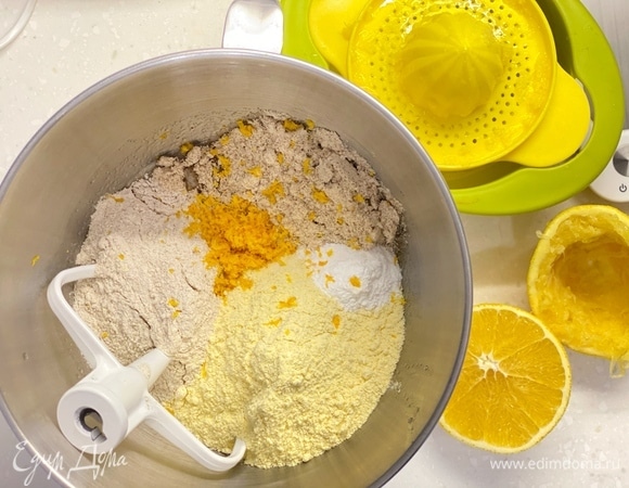 Теперь добавить все виды муки (миндаль я измельчила в кофемолке и получила миндальную муку), разрыхлитель, цедру, соль и 40 мл сока.