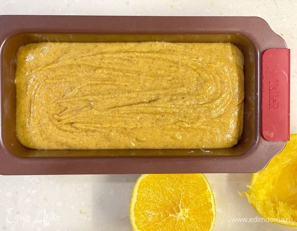 Форму смазать маслом, выложить тесто и выпекать около 50 минут при 160°C.