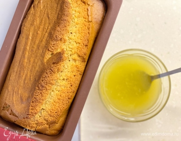 Готовый пирог полить сиропом (сахар смешать с соком апельсина) прямо в форме. Остудить и потом извлечь.