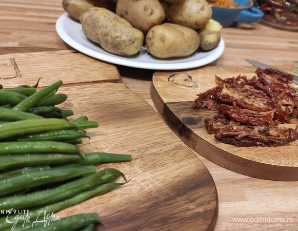 Картофель отварить до готовности, очистить от кожуры (по желанию), дать остыть и нарезать кружочками. Отварить очищенную стручковую фасоль в кипящей подсоленной воде примерно 8–10 минут, затем поместить в дуршлаг и ненадолго опустить в ледяную воду. Фасоль должна сохранить насыщенный зеленый цвет. Вяленые помидоры нарезать тонкой соломкой.