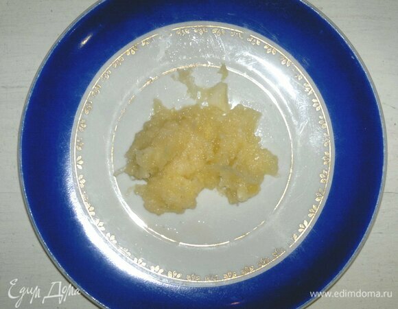 Чеснок очистить и пропустить через пресс.