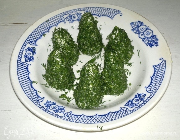 Обвалять сырные конусы в укропе.