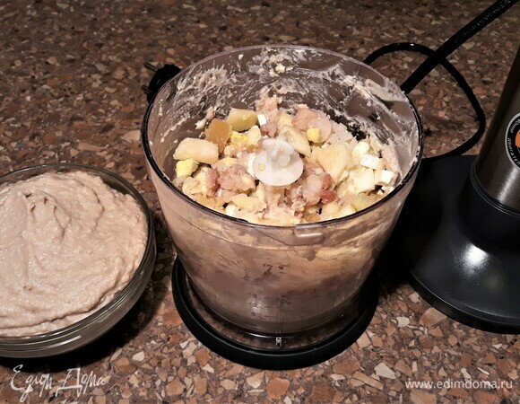 Все подготовленные компоненты поместить в блендер и взбить до однородной массы.