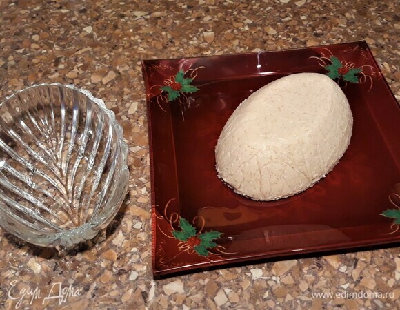 Полученную смесь надо положить в емкость с пищевой пленкой и подержать немного в холоде. Потом опрокинуть ее на блюдо для подачи, украсить на свой вкус.