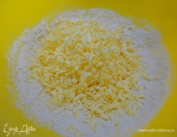 В смесь муки и сахара натереть холодное сливочное масло и перетереть руками в крошку.