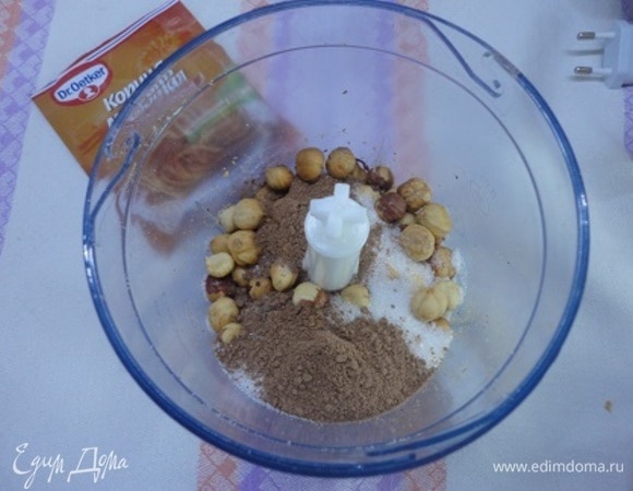 Фундук вместе с сахаром и корицей измельчить в блендере.