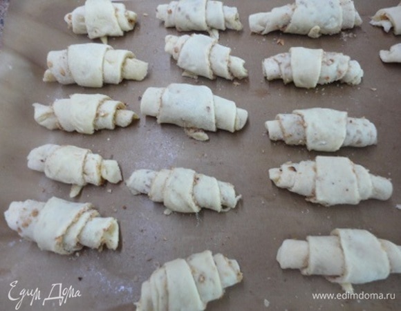 Плотно сверните каждый треугольник в рогалик. Выложите на застеленный пергаментом (или силиконовым ковриком) противень и выпекайте 10–15 минут до готовности. Рогалики должны подрумяниться.