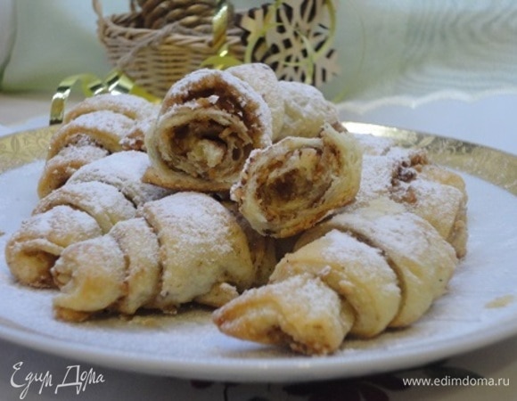 Когда рогалики остынут, посыпьте их сахарной пудрой.