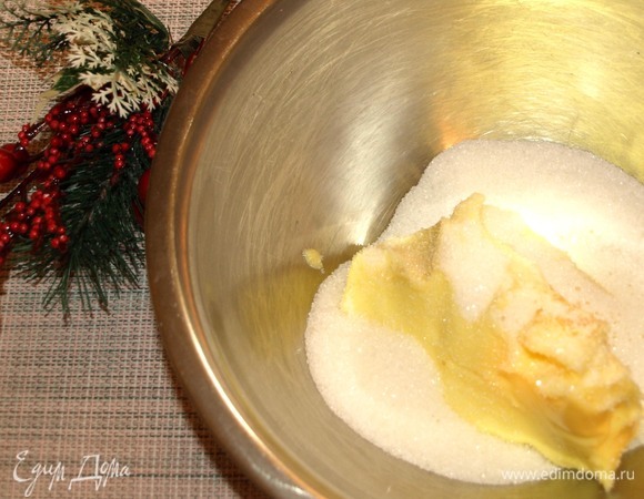 Все продукты должны быть комнатной температуры. Сливочное масло соединяем с сахаром, добавляем 1 щепотку соли.