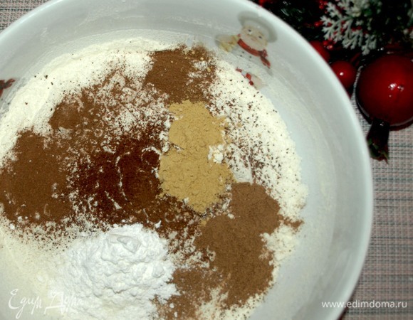 Муку просеять. Добавить имбирь, гвоздику, мускатный орех, корицу и разрыхлитель. Все перемешать.
