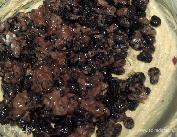 Добавить смесь в тесто и вмешать, тщательно распределяя ягоды. Добавить оставшуюся муку и замесить тесто.