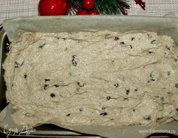 Выкладываем тесто в форму и разравниваем. Форму смазать растительным маслом или выстелить дно пекарской бумагой. Отправляем в заранее разогретую до 180°C духовку до примерно на 1 час (ориентируемся на свою духовку). Готовность кекса проверить бамбуковой палочкой: если тесто не прилипает, то выпечка готова.