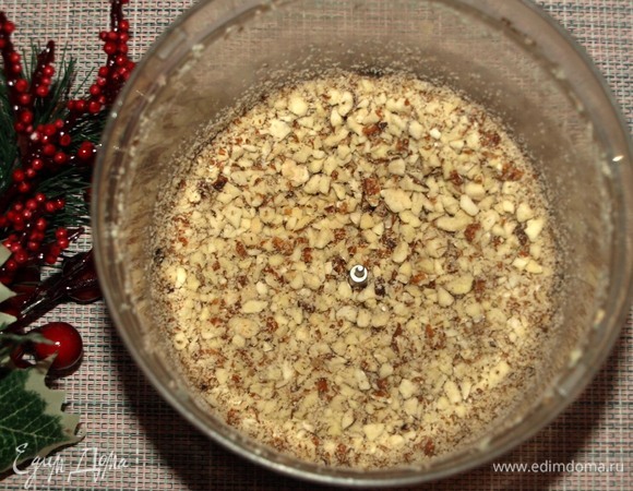 Миндальные орехи обжарить на сухой сковороде. Измельчить в блендере или порубить мелко ножом. Добавить в тесто. Хорошо перемешать.