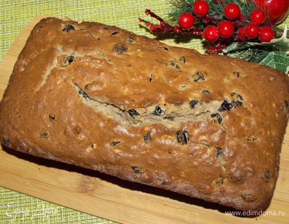 Достать готовый кекс. Дать полностью остыть в форме. Извлечь из формы. Завернуть кекс в пергамент и фольгу. Отправить на нижнюю полку холодильника до подачи. Время выбираете сами. Можно кекс есть сразу, а можно подождать 1–5 недель до Рождества или Нового года. Если кекс решили хранить до праздника, то его следует завернуть в марлю, пропитанную коньяком или ромом, и раз в неделю поливать алкоголем.