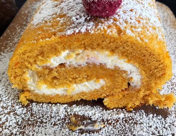 Очень ароматный, влажный и очень нежный рулет получился.