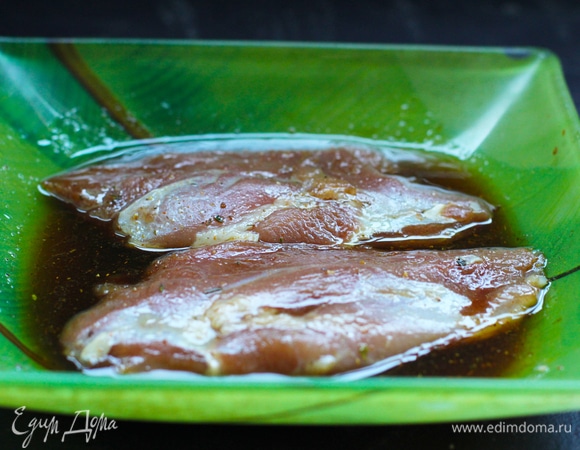 С утиного филе снять кожу и срезать жир — они нам не понадобятся. Филе чуть посолить, поперчить. Приготовить маринад, смешав кунжутное масло, соевый соус и мед. Филе замариновать на 30 минут.