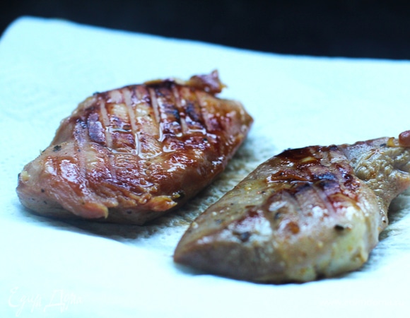 Далее разогреть гриль. Филе обсушить. Поместить под гриль на 4–5 минут, переворачивая, если гриль не контактный. Утку завернуть в фольгу, сохраняя теплой.