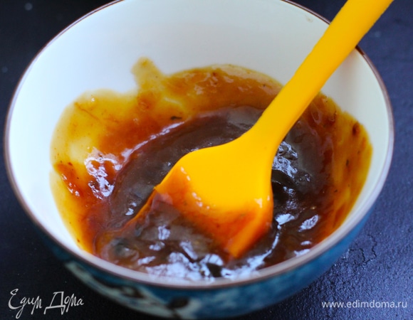 В маленьком сотейнике смешать апельсиновый сок с крахмалом, добавить весь маринад и уварить до загустения. Снять с огня.