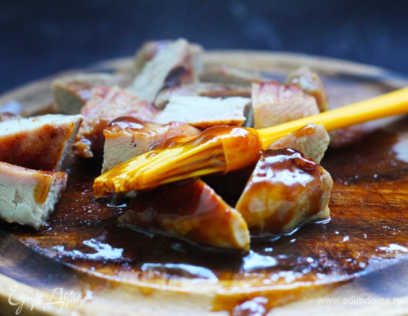 Филе нарезать кусочками чуть крупнее размера виноградинок, которые у вас будут. Смазать их густым маринадом со всех сторон.