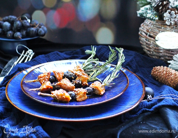 Надеть кусочки на шпажки, чередуя с виноградом. Посыпать кунжутом и подавать.